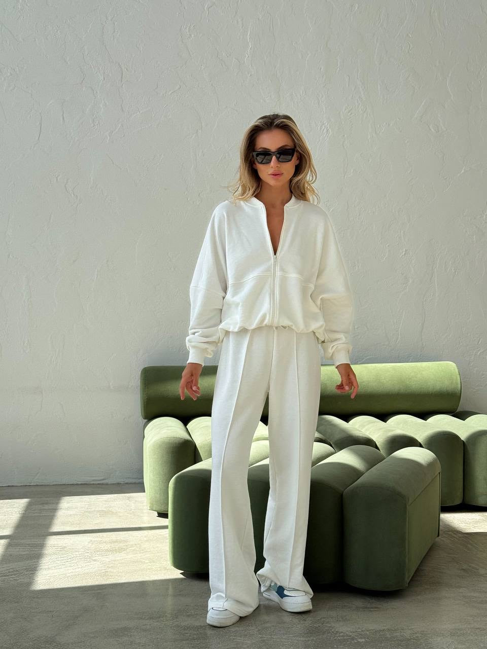 Laisvalaikio kostiumėlis "White Lill"